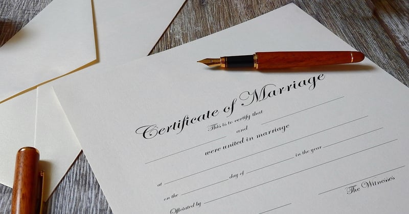 Signature p/o : tout savoir sur cette mention et son utilité juridique